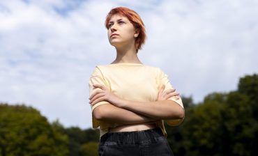 portrait-redhead-girl-outdoors-min